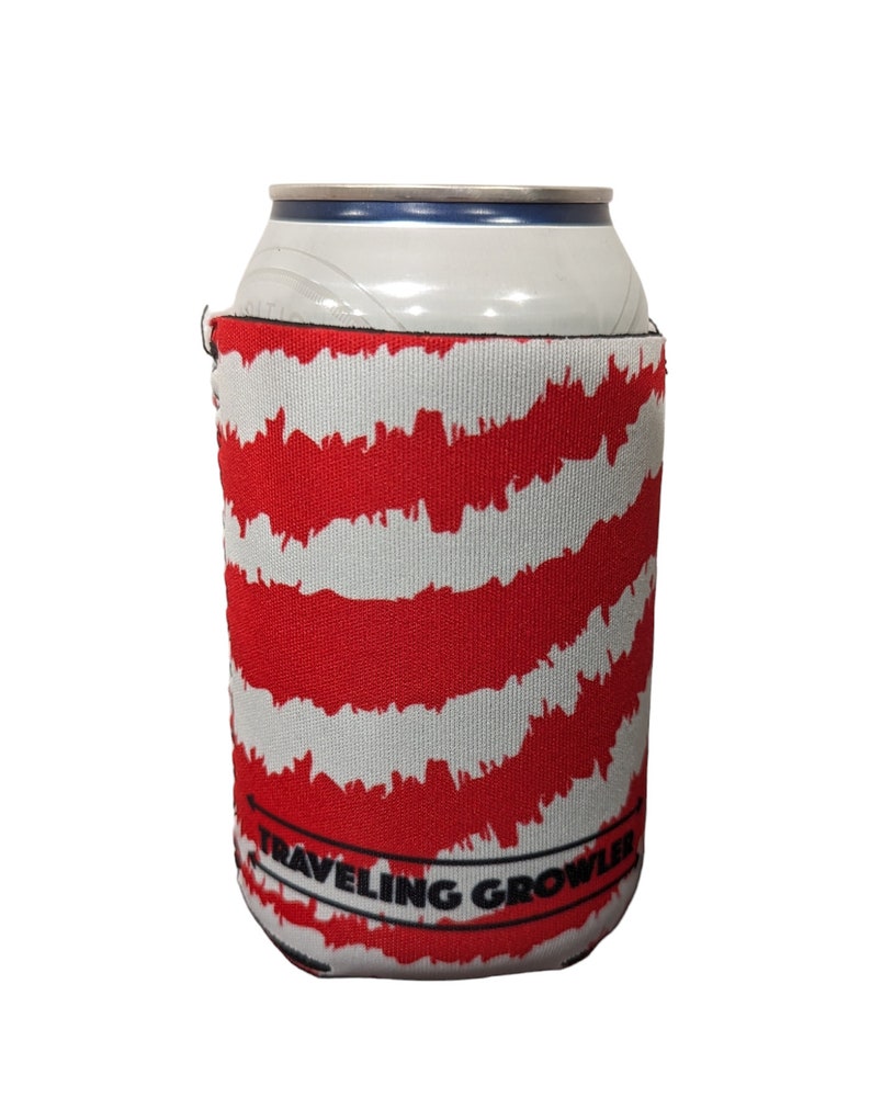 Peut inclure: Un refroidisseur de canette &agrave; rayures rouges et blanches avec le texte "Traveling Growler" imprim&eacute; en bas.