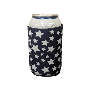 Peut inclure: Un refroidisseur de canette bleu marine avec un motif d'&eacute;toiles blanches. Le refroidisseur est con&ccedil;u pour s'adapter &agrave; une canette standard de 355 ml.