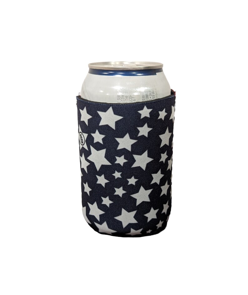 Peut inclure: Un refroidisseur de canette bleu marine avec un motif d'&eacute;toiles blanches. Le refroidisseur est con&ccedil;u pour s'adapter &agrave; une canette standard de 355 ml.