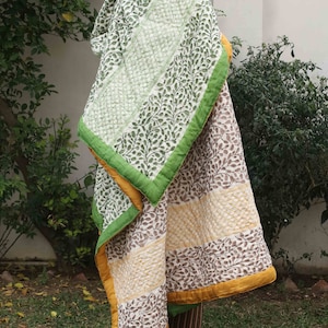 King Size Handgemachte Winter Quilt aus Bio Baumwolle: Handblock Print Reversible Maze - Grün & Gelb