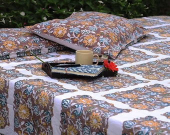 Sábana King de algodón orgánico: diseño floral estampado a mano con bloques.