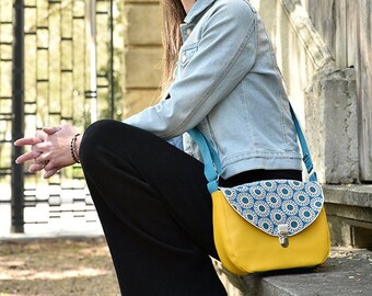 petite besace en simili cuir jaune et coton Mandala bleu,sac bandoulière tendance femme , idée cadeau