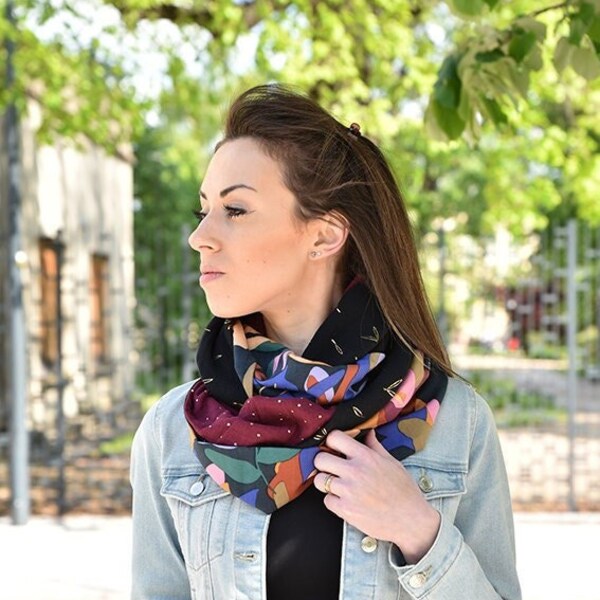 Snood femme , double col,écharpe tube,foulard,fluide,tour de cou,double gaze, viscose,noir et prune ,fleurs multicolores,idée cadeau femme