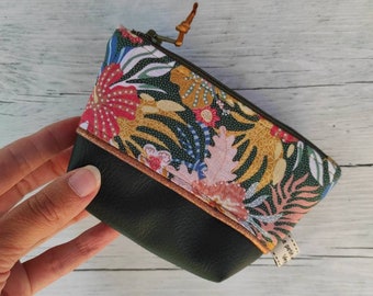 Porte monnaie en simili cuir et coton , petite pochette, trousse zippée, thème hibiscus ,vert,rose, fleurs, idée cadeau