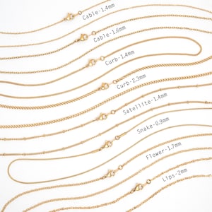 May include: A selection of gold-toned necklaces featuring different chain styles, such as cable, curb, satellite, snake, flower, and lips. Each necklace is labelled with its chain type and width in mm. The necklaces are presented on a white backdrop.