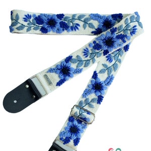 Verstelbare geborduurde gitaarriem, handgemaakte witte gitaarriem, blauwe bloemen, leren uiteinden, cadeau voor gitarist, Peruaans, etnisch, boho
