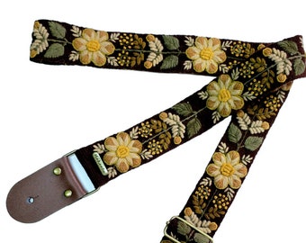 Brown guitar strap with beige flowers, adjustable guitar strap, handmade embroidery, leather ends, gift for guitarist, peruvian, ethnic