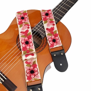 Verstelbare geborduurde gitaarriem, handgemaakte witte gitaarriem, roze bloemen, leren uiteinden, cadeau voor gitarist, Peruaans, etnisch, boho