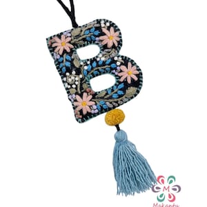 Dije de alfabeto de lana negra, llavero con letra floral azul y rosa, inicial bordada personalizada, dije para bolso hecho a mano, decoración para puerta, regalo ecológico, A-Z