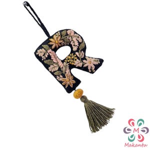 Dije de alfabeto de lana negra, llavero con letra floral beige, inicial bordada personalizada, dije para bolso hecho a mano, decoración para puerta, regalo ecológico, de la A a la Z