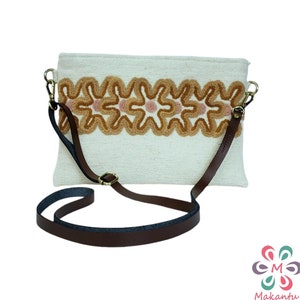 Cartera de mano tejida a mano en lana color marfil con bordado floral beige a mano / Correa de cuero genuino / Bolso peruano boho chic sostenible / Regalo hecho a mano