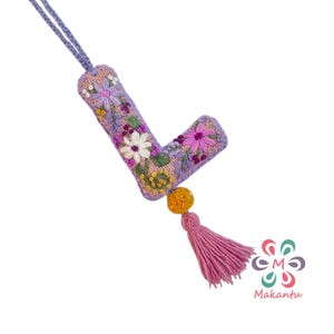 Dije de alfabeto de lana rosa, llavero con letra floral morada, inicial bordada personalizada, dije para bolso hecho a mano, decoración para puerta, regalo ecológico, de la A a la Z