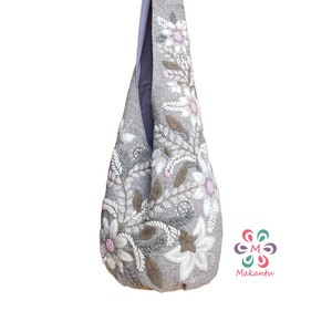 Hellgrau Tasche, Elfenbein Blumen, bestickte Tasche, Wolltasche, Umhängetasche, Boho Tasche, handgemachte Stickerei, große Tasche, Damen Hippietasche