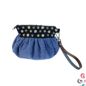 Blaue Jeans Hand bestickt Wolltasche | Top mit Floral Knoten Design | Ethno Boho Clutch Beutel | Handgelenk und Crossbody Armband | Kosmetiktasche