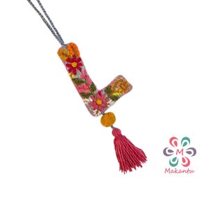 Dije de alfabeto de lana gris, llavero con letra floral roja, inicial bordada personalizada, dije para bolso hecho a mano, decoración para puerta, regalo ecológico, de la A a la Z