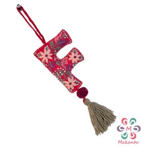 Dije de alfabeto de lana roja, llavero con letra floral rosa, inicial bordada personalizada, dije para bolso hecho a mano, decoración para puerta, regalo ecológico, de la A a la Z