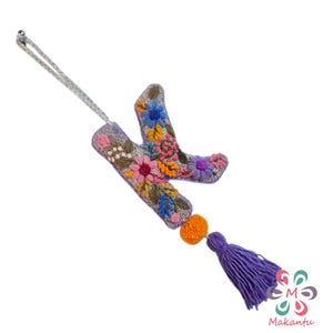 Dije de alfabeto de lana gris, llavero con letras florales coloridas, inicial bordada personalizada, dije para bolso hecho a mano, decoración para puerta, regalo ecológico, A-Z