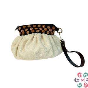 Elfenbein Hand bestickt Wolltasche | Top mit Beige Blumenmuster Knoten | Ethno Boho Clutch Beutel | Handgelenk und Crossbody Armband | Kosmetiktasche