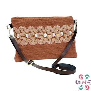 Cartera de lana beige tejida a mano con bordado floral beige / Correa de cuero genuino / Bolso peruano boho chic sostenible / Hecho a mano