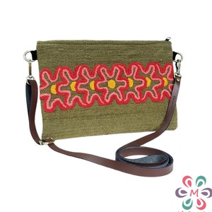 Cartera de lana verde tejida a mano con bordado floral rojo a mano / Correa de cuero genuino / Bolso peruano boho chic sostenible / Hecho a mano