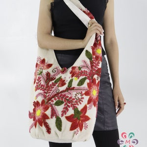 Elfenbein Tasche, rote Blumen, bestickte Tasche, Wolltasche, Crossbody-Tasche, Boho Tasche, handgemachte Stickerei, große Tasche, peruanisch, Hippie-Tasche für Frauen