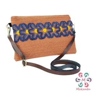 Cartera de mano de lana beige tejida a mano con bordado floral azul marino / Correa de cuero genuino / Bolso peruano boho chic sostenible / Hecho a mano