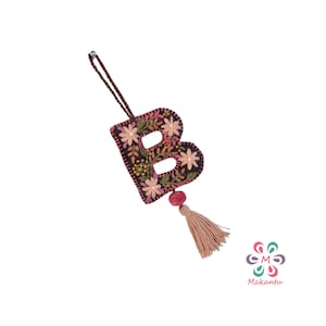 Dije de lana marrón con letras del alfabeto, llavero con letras florales rosas, inicial bordada personalizada, dije para bolso hecho a mano, decoración para puerta, regalo ecológico, de la A a la Z