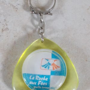 Alter Vintage Schlüsselanhänger La ROCHE Aux FEES Bretagne Frankreich blau 1970er Jahre