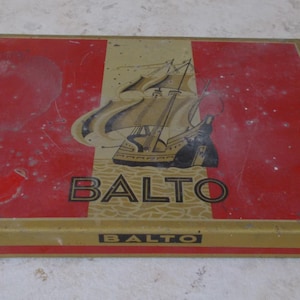 cigarettes with 2 gold stripes packet of hi-res stock photography and images Marlboro Special Select Gold 100s