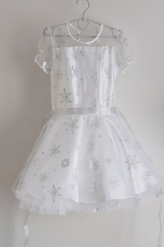 White dress snowflakes. Dress Girls 