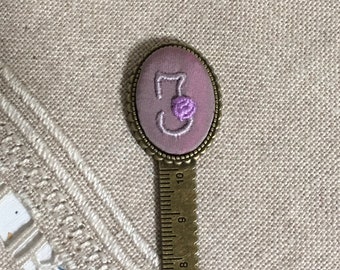 Personalisiertes Lesezeichen, Metalllineal mit handgesticktem Anfangsbuchstaben, Geschenk für Bücherliebhaber