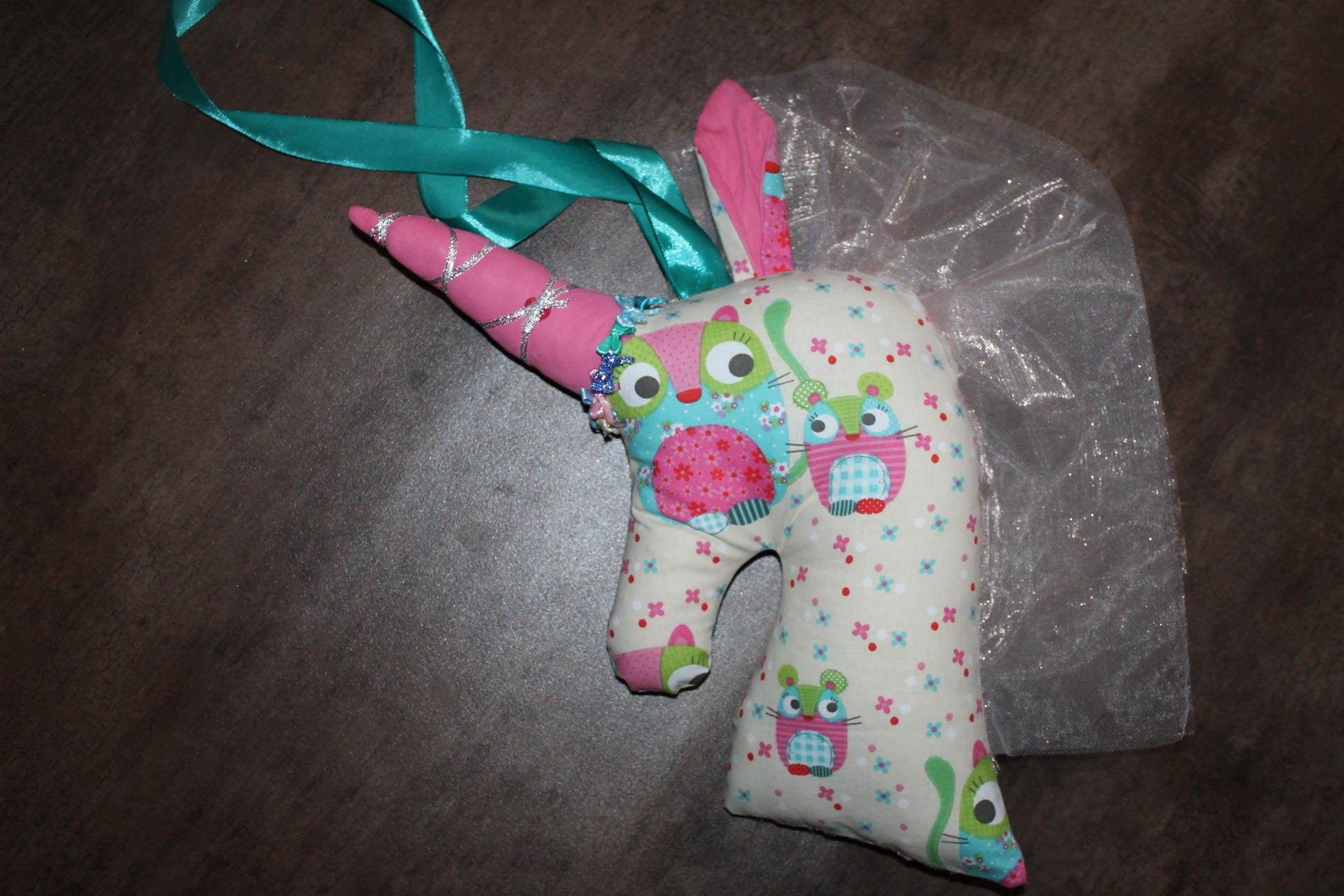 Nouveaute - La Licorne à Suspendre en Tissus Fond Crème Motifs Enfantin