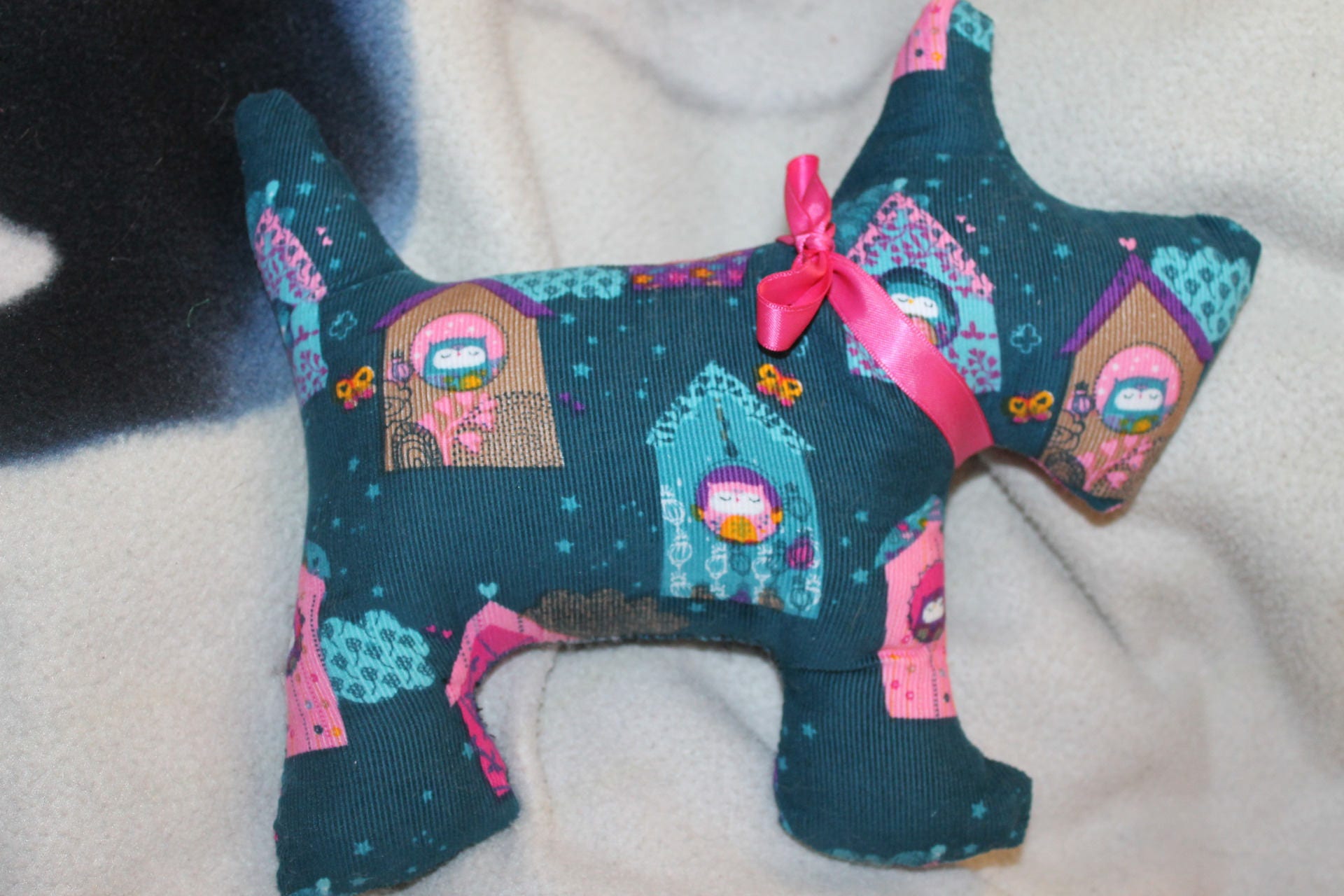 Petit Coussin Chien en Tissu Velours Bleu/Vert Motifs Maisons de Chouettes