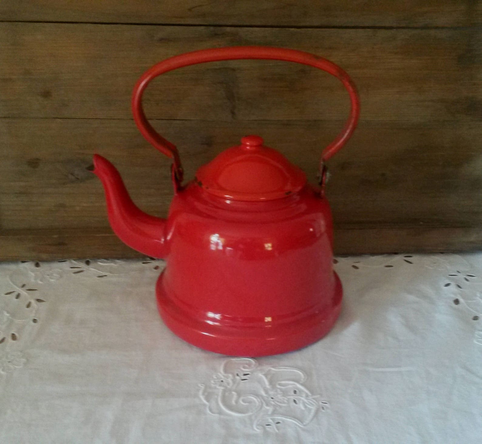 Lot métal émaillé rouge vintage : 1 bouilloire et 2 petites casseroles à pois blancs - Arts de la table