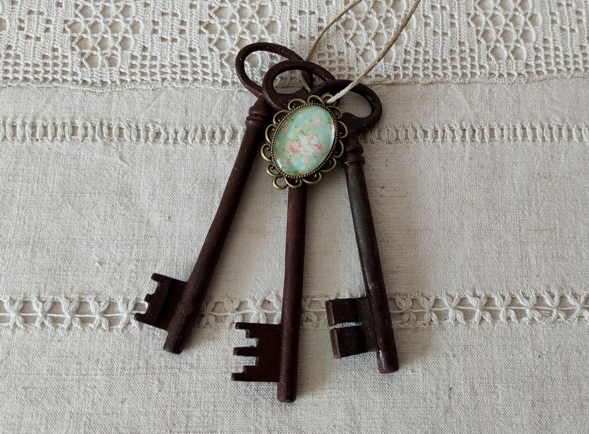 Trousseau de Trois Clés Anciennes/Vintage avec Médaillon Shabby Chic