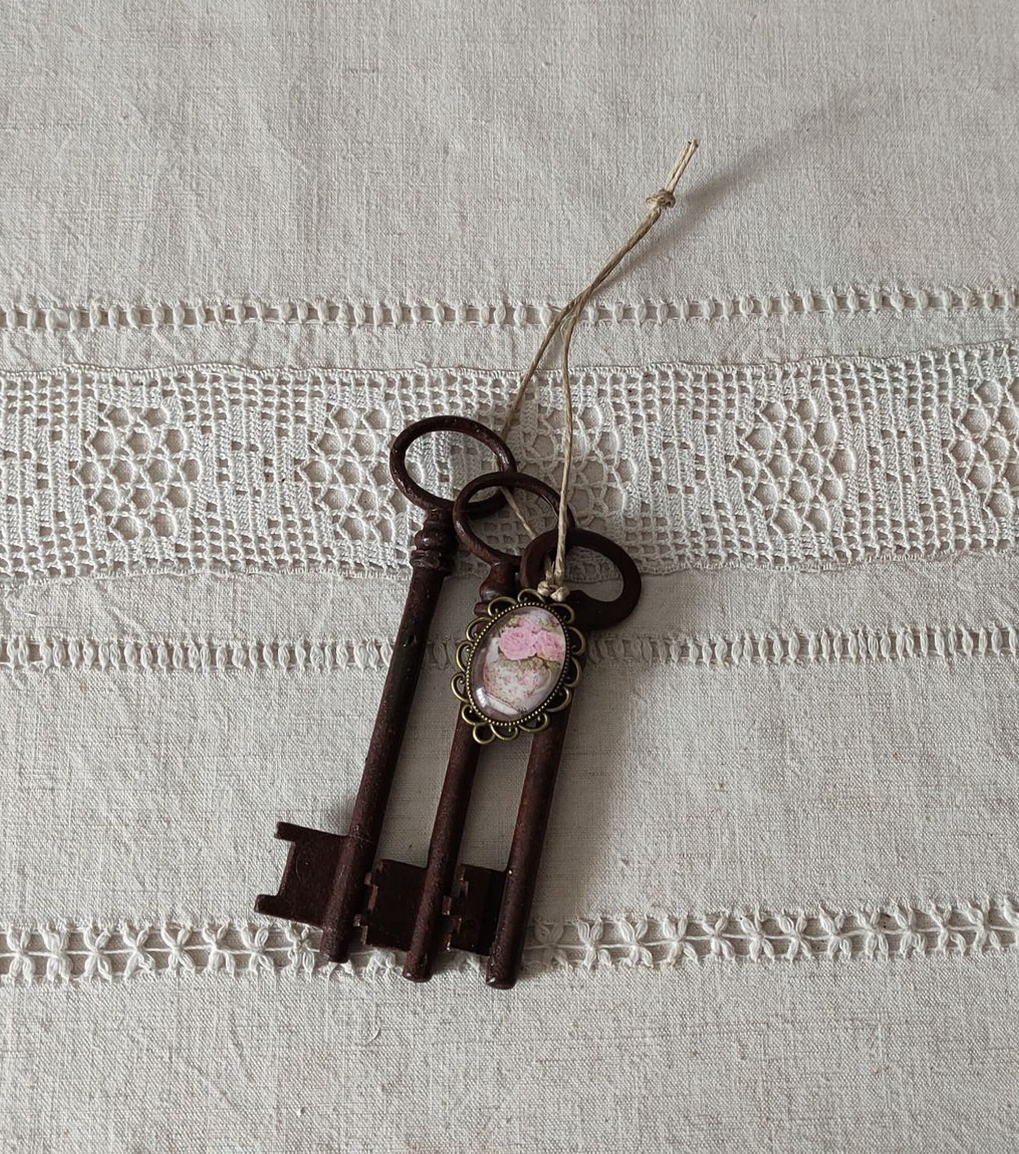 Trousseau de Trois Clés Anciennes/Vintage avec Médaillon Shabby Chic