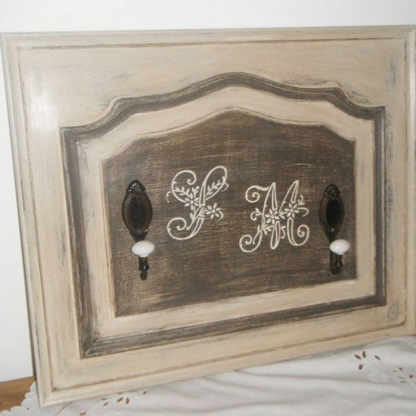 Porte manteau patiné et ciré décor lettres anciennes / patère shabby chic et romantique