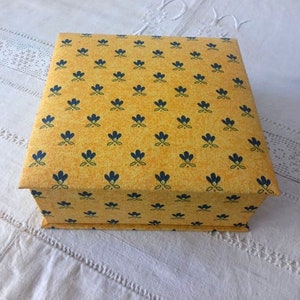 Caja de cartón vintage con revestimiento de tela / Caja de espíritu provenzal y del lado sur / caja hecha a mano