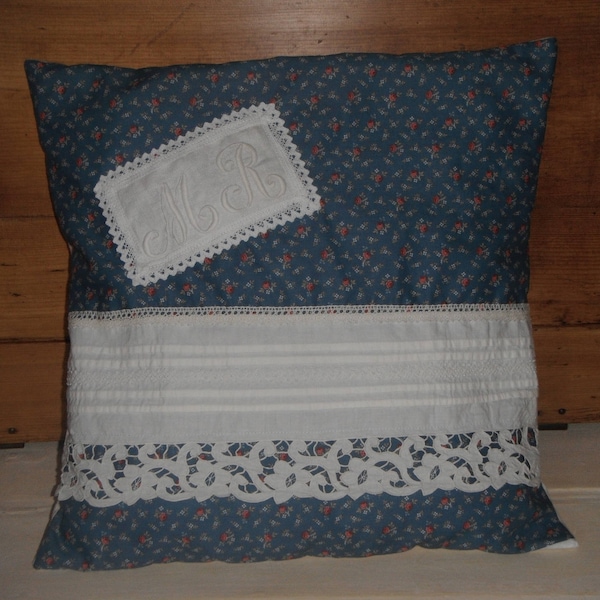 Coussin romantique en linge ancien et tissu liberty petites roses