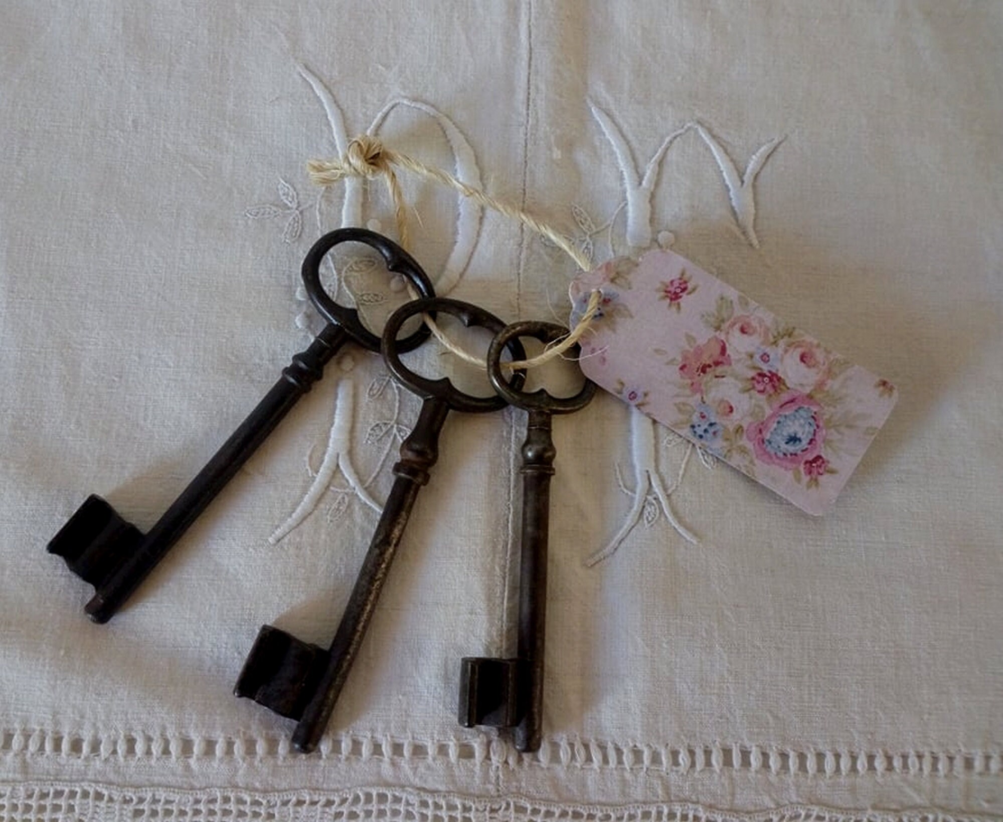 Trousseau de Trois Clés Anciennes/Vintage avec Étiquette Shabby Chic Lot 7