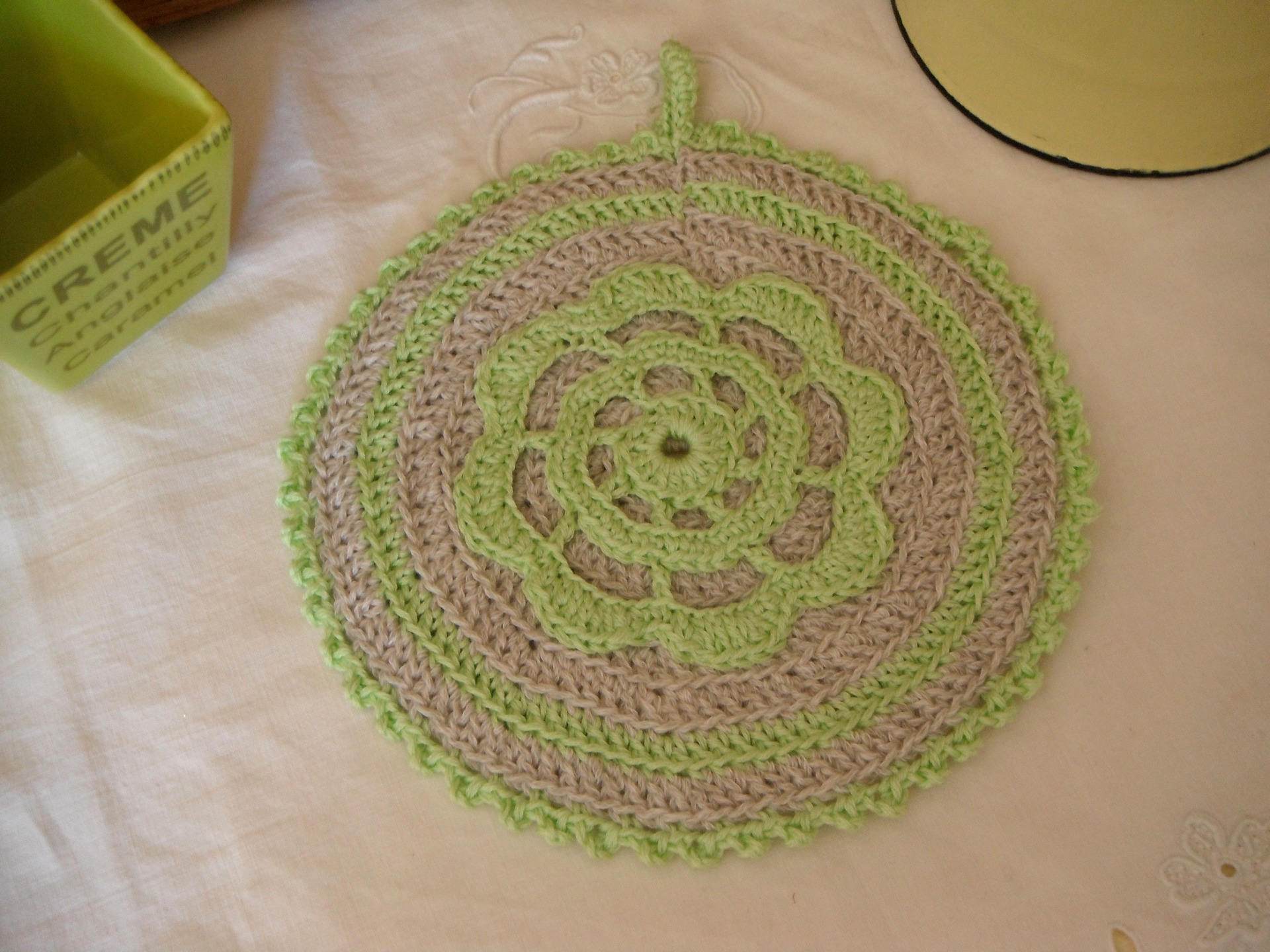 Manique Coton Crochetée Main/Couleurs Ficelle, Vert Anis et Tissu Liberty