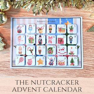 Könnte beinhalten: Ein Nussknacker-Adventskalender mit 24 nummerierten Feldern, die jeweils eine andere Illustration aus dem Nussknacker-Ballett zeigen. Der Kalender ist auf weißem Karton gedruckt und hat einen blau-weiß gestreiften Hintergrund.