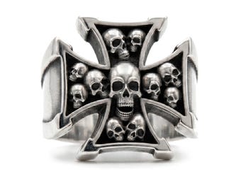 Anillo de sello con calavera y cruz de Malta – Joyería gótica de plata
