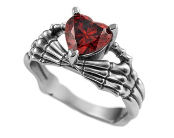 Anillo de compromiso Claddagh con gema de corazón y calavera gótica de plata de ley