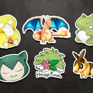 Könnte beinhalten: Sechs bunte Comic-Aufkleber mit verschiedenen Pokémon-Charakteren. Die Aufkleber befinden sich auf einem dunkelgrauen Hintergrund. Die Charaktere umfassen ein gelbes, entenartiges Pokémon, ein rot-oranges, drachenartiges Pokémon, ein grünes, froschartiges Pokémon, ein grün-weißes, igelartiges Pokémon, ein grün-weißes, katzenartiges Pokémon und ein gelb-braunes, mausartiges Pokémon.
