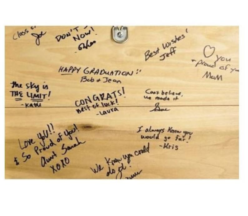 K&ouml;nnte beinhalten: Ein Holzschild mit handgeschriebenen Gl&uuml;ckw&uuml;nschen und guten W&uuml;nschen. Das Schild enth&auml;lt den Text "Happy Graduation", "Congrats", "Best of Luck", "Love you", "Proud of you", "The sky is the limit", "Best Wishes", "Can't believe we made it", "I always knew you would go far", "We knew you could do it", "You proud of you".