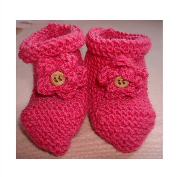 Chaussons en pure laine faits main au point mousse, couleur rose fuchsia pour bébés