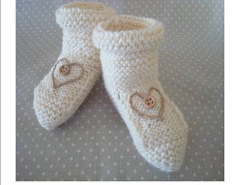 Chaussons en pure laine faits main de naissance couleur écru pour bébés