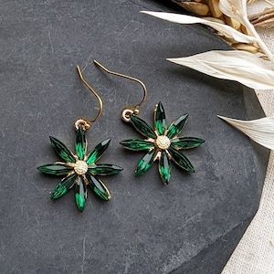 Green flower earrings, gold earrings, daisy floral earrings, garden plant lover gift, handmade earrings, dangle drop earrings, boho bohemian