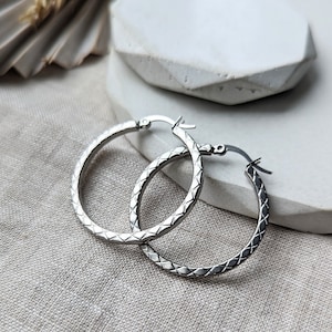 Edelstahl Creolen, kleine Creolen, kleine strukturierte Ohrringe, hypoallergene Ohrringe für empfindliche Ohren, nickelfrei, Geschenk für sie